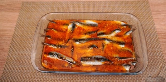 Фото приготовления рецепта: Брускетты с анчоусами в цитрусовом маринаде, с фетой и оливками - шаг №21