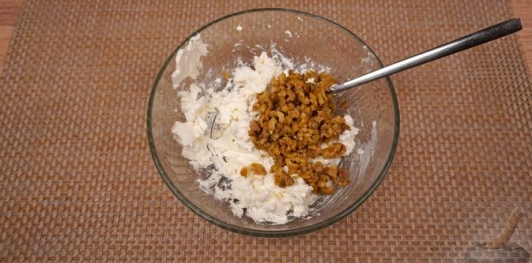 Фото приготовления рецепта: Брускетты с анчоусами в цитрусовом маринаде, с фетой и оливками - шаг №25