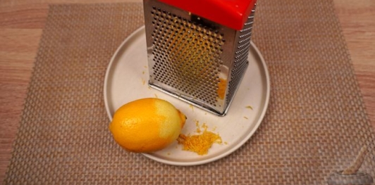 Фото приготовления рецепта: Брускетты с анчоусами в цитрусовом маринаде, с фетой и оливками - шаг №5