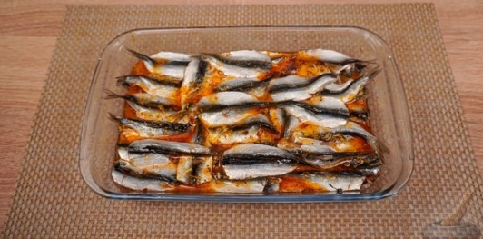 Фото приготовления рецепта: Брускетты с анчоусами в цитрусовом маринаде, с фетой и оливками - шаг №20