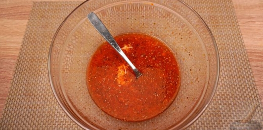 Фото приготовления рецепта: Брускетты с анчоусами в цитрусовом маринаде, с фетой и оливками - шаг №17