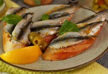 Брускетты с анчоусами в цитрусовом маринаде, с фетой и оливками