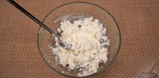 Фото приготовления рецепта: Брускетты с анчоусами в цитрусовом маринаде, с фетой и оливками - шаг №22