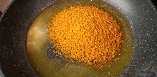 Фото приготовления рецепта: Булгур-пилав с черемшой - шаг №4