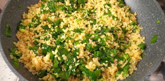 Фото приготовления рецепта: Булгур-пилав с черемшой - шаг №9