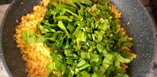 Фото приготовления рецепта: Булгур-пилав с черемшой - шаг №8