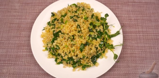 Фото приготовления рецепта: Булгур-пилав с черемшой - шаг №10