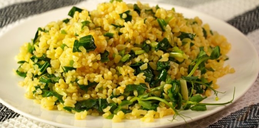 Фото приготовления рецепта: Булгур-пилав с черемшой - шаг №12