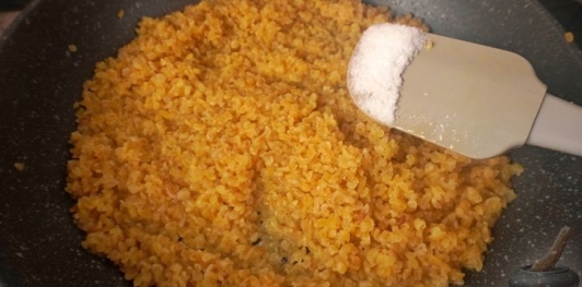 Фото приготовления рецепта: Булгур-пилав с черемшой - шаг №7