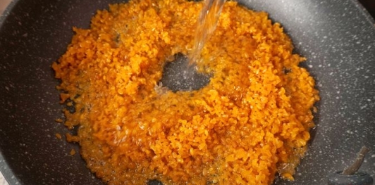 Фото приготовления рецепта: Булгур-пилав с черемшой - шаг №5