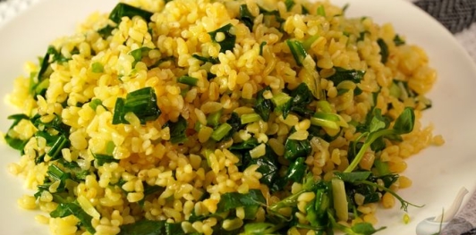 Фото приготовления рецепта: Булгур-пилав с черемшой - шаг №11