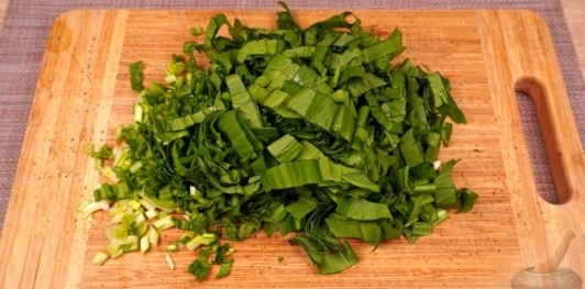 Фото приготовления рецепта: Булгур-пилав с черемшой - шаг №2