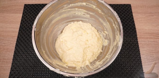 Фото приготовления рецепта: Быстрая пицца из творожного теста - шаг №5