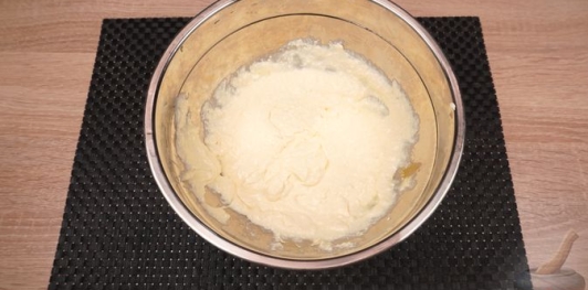 Фото приготовления рецепта: Быстрая пицца из творожного теста - шаг №3