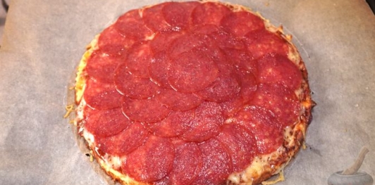 Фото приготовления рецепта: Быстрая пицца из творожного теста - шаг №13