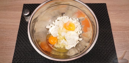 Фото приготовления рецепта: Быстрая пицца из творожного теста - шаг №2