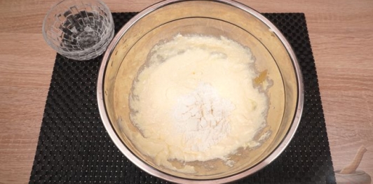 Фото приготовления рецепта: Быстрая пицца из творожного теста - шаг №4