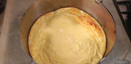 Фото приготовления рецепта: Быстрая пицца из творожного теста - шаг №7