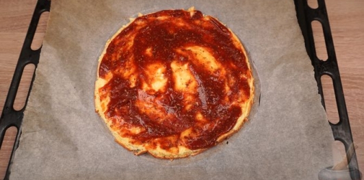 Фото приготовления рецепта: Быстрая пицца из творожного теста - шаг №10