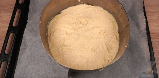 Фото приготовления рецепта: Быстрая пицца из творожного теста - шаг №6