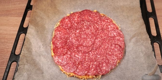 Фото приготовления рецепта: Быстрая пицца из творожного теста - шаг №12