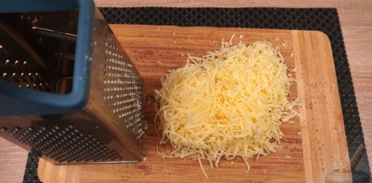 Фото приготовления рецепта: Быстрая пицца из творожного теста - шаг №8