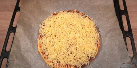 Фото приготовления рецепта: Быстрая пицца из творожного теста - шаг №11