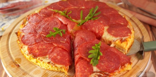 Фото приготовления рецепта: Быстрая пицца из творожного теста - шаг №14