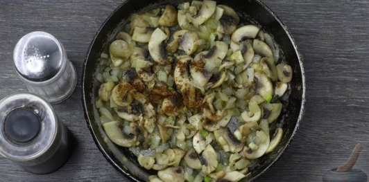 Фото приготовления рецепта: Cалат "Пасхальный венок" - шаг №8