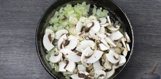 Фото приготовления рецепта: Cалат "Пасхальный венок" - шаг №6