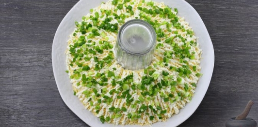 Фото приготовления рецепта: Cалат "Пасхальный венок" - шаг №20