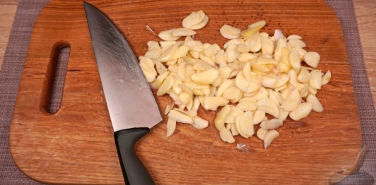 Фото приготовления рецепта: Чипсы из чеснока (Sarimsak Cipsi) - шаг №2