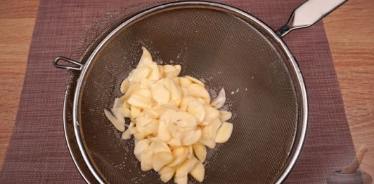 Фото приготовления рецепта: Чипсы из чеснока (Sarimsak Cipsi) - шаг №4