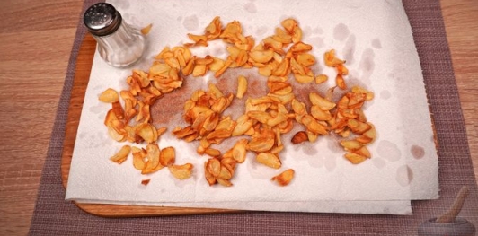 Фото приготовления рецепта: Чипсы из чеснока (Sarimsak Cipsi) - шаг №10