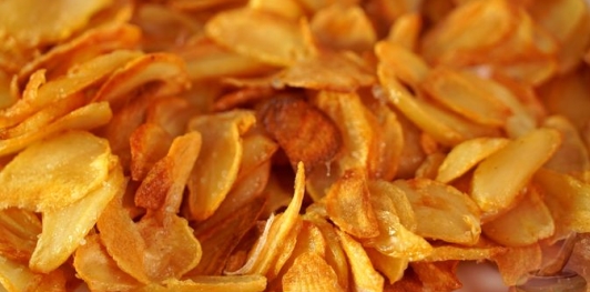 Фото приготовления рецепта: Чипсы из чеснока (Sarimsak Cipsi) - шаг №12