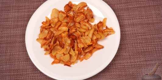 Фото приготовления рецепта: Чипсы из чеснока (Sarimsak Cipsi) - шаг №11