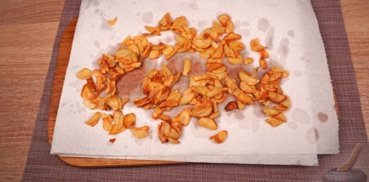 Фото приготовления рецепта: Чипсы из чеснока (Sarimsak Cipsi) - шаг №9