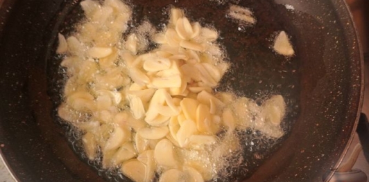 Фото приготовления рецепта: Чипсы из чеснока (Sarimsak Cipsi) - шаг №6