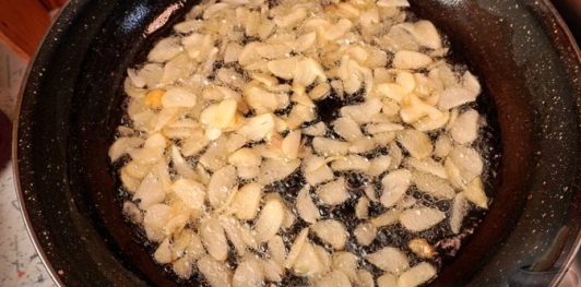 Фото приготовления рецепта: Чипсы из чеснока (Sarimsak Cipsi) - шаг №7