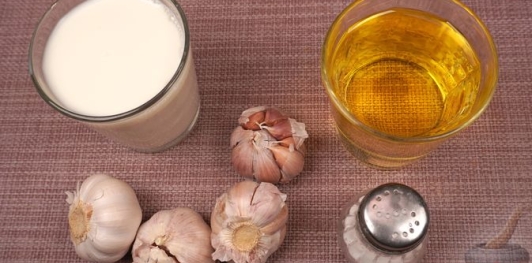 Фото приготовления рецепта: Чипсы из чеснока (Sarimsak Cipsi) - шаг №1