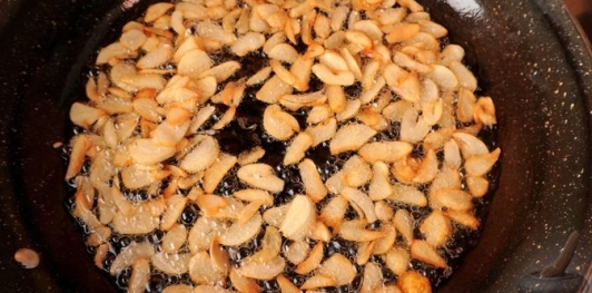 Фото приготовления рецепта: Чипсы из чеснока (Sarimsak Cipsi) - шаг №8