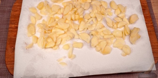 Фото приготовления рецепта: Чипсы из чеснока (Sarimsak Cipsi) - шаг №5