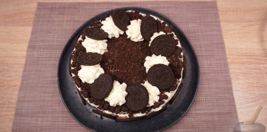 Фото приготовления рецепта: Чизкейк Орео (без выпечки) - шаг №20