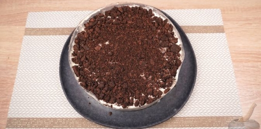 Фото приготовления рецепта: Чизкейк Орео (без выпечки) - шаг №17