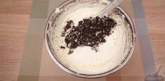 Фото приготовления рецепта: Чизкейк Орео (без выпечки) - шаг №12