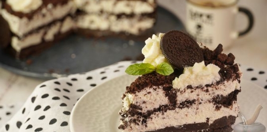 Фото приготовления рецепта: Чизкейк Орео (без выпечки) - шаг №21