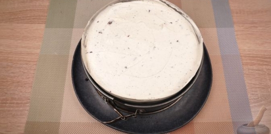 Фото приготовления рецепта: Чизкейк Орео (без выпечки) - шаг №15