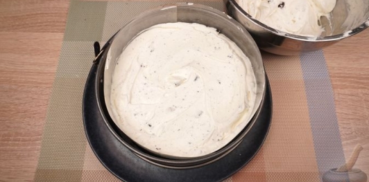 Фото приготовления рецепта: Чизкейк Орео (без выпечки) - шаг №13