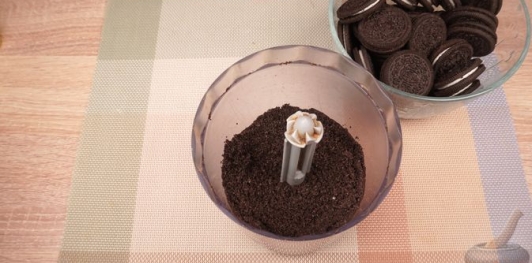 Фото приготовления рецепта: Чизкейк Орео (без выпечки) - шаг №2