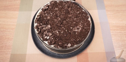 Фото приготовления рецепта: Чизкейк Орео (без выпечки) - шаг №16